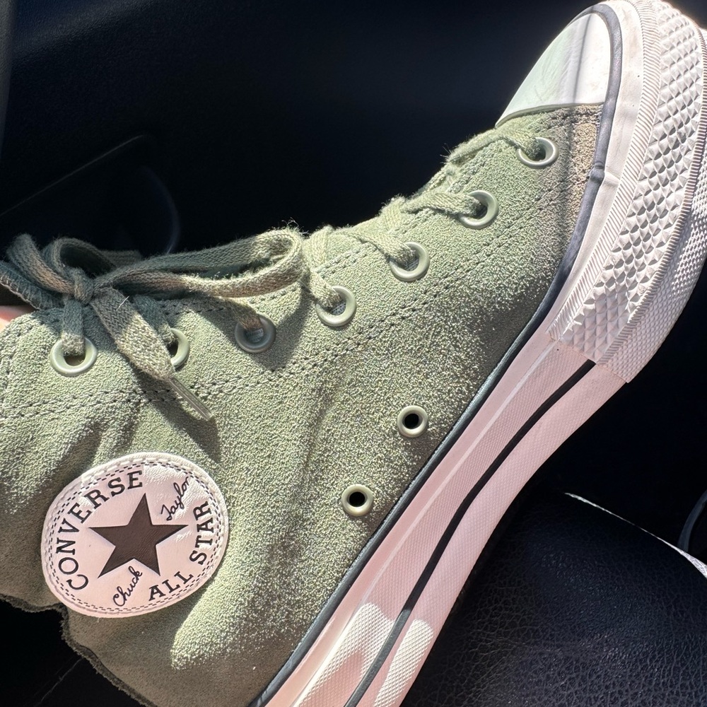 Converse Classic Khaki High-Tops green suede women’s size 8 platform